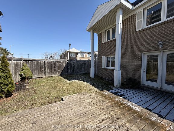 5th image of 270 Town House Cres
