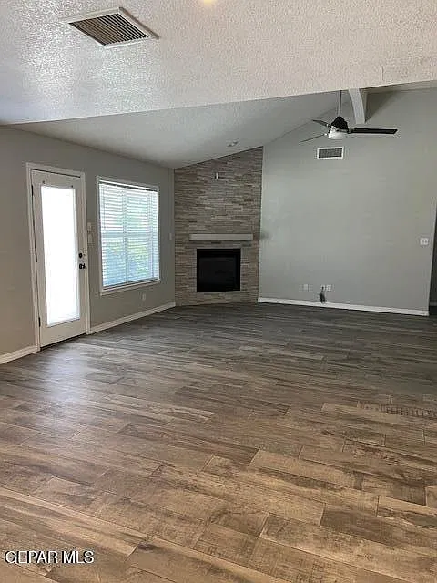 4 bed, 2.5 bath, 2332 sqft, $2,100 — Photo 3