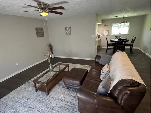 607 Jackson St #A, Edna, TX 77957