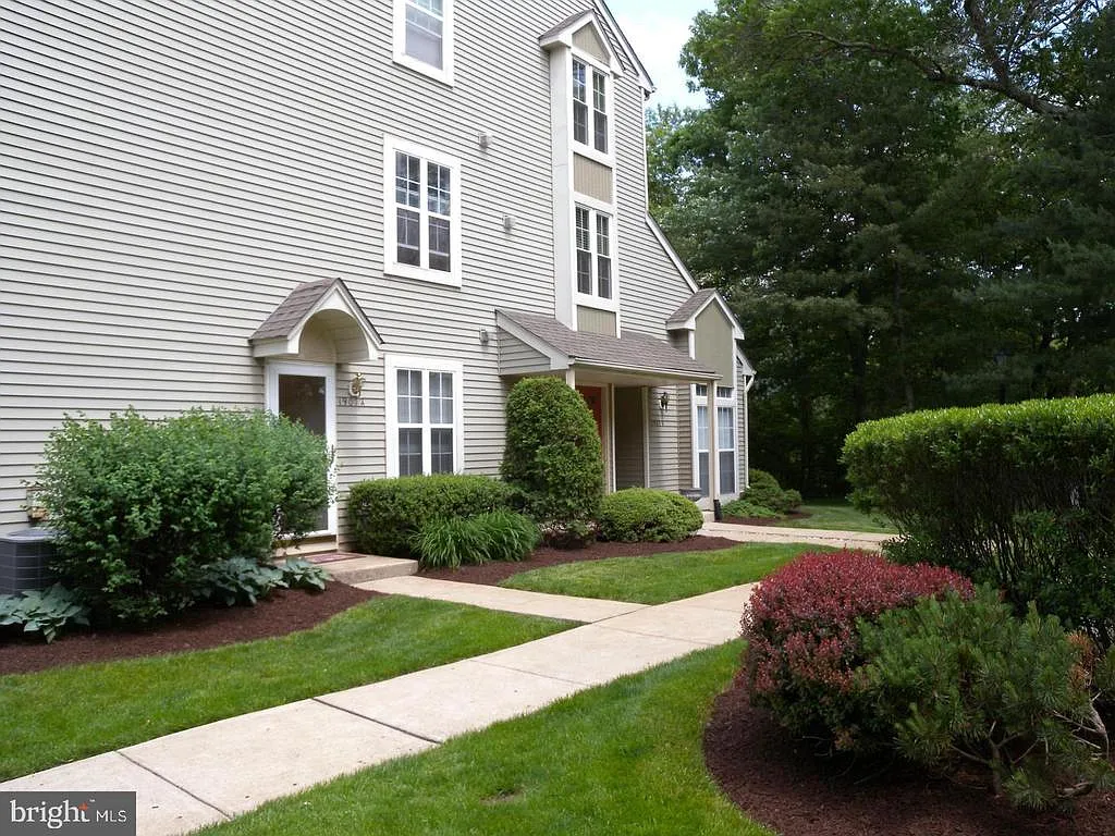 2 bed, 1.0 bath, 920 sqft, $2,100 — Photo 2