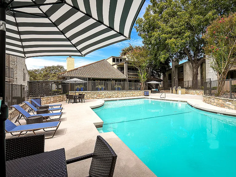Deer Oaks Apartments — Photo 10