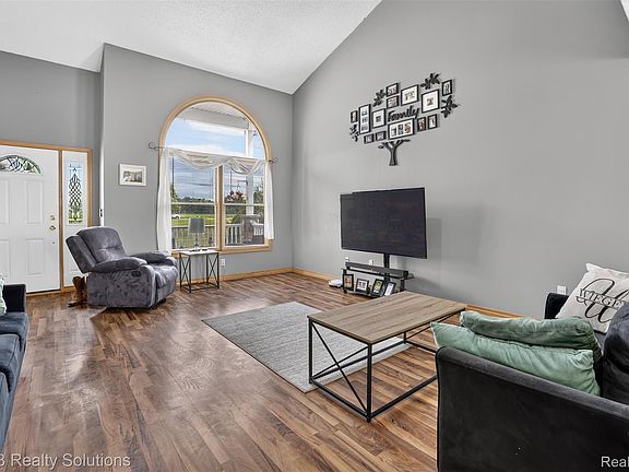 5th image of 3097 Burnside Rd