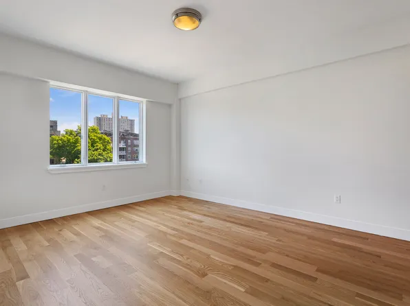 2727 Henry Hudson Parkway West image 3 of 38