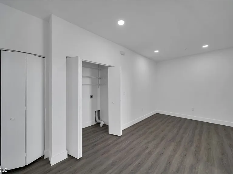 275 SW 4th St — Photo 13