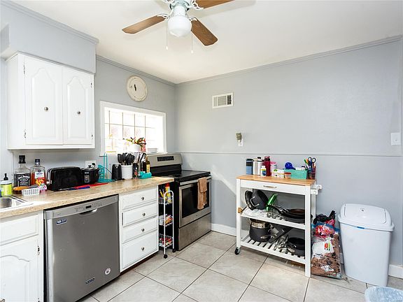 3rd image of 627 Bellsworth Dr