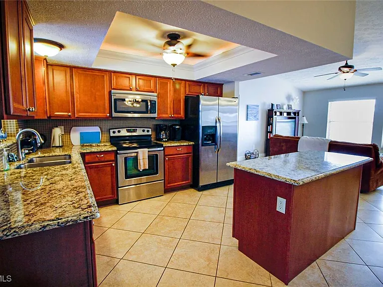 1403 SW 40th Ter — Photo 6