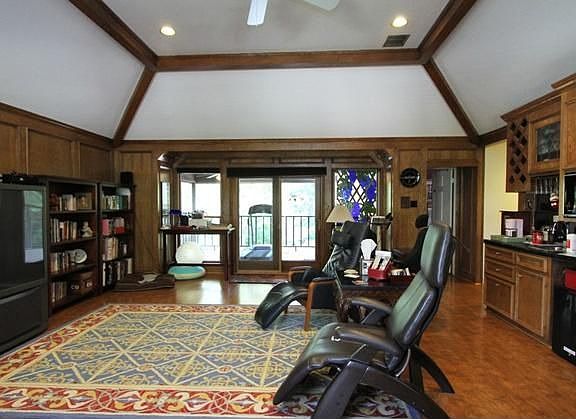 4th image of 215 Glenwood Dr