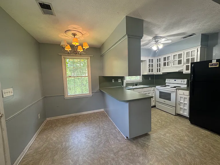 4423 Kings Point Dr — Photo 3
