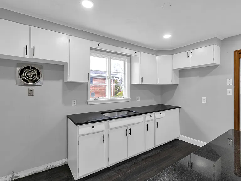 122 Alberta Dr — Photo 12