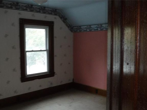 2nd image of 924 Knox St