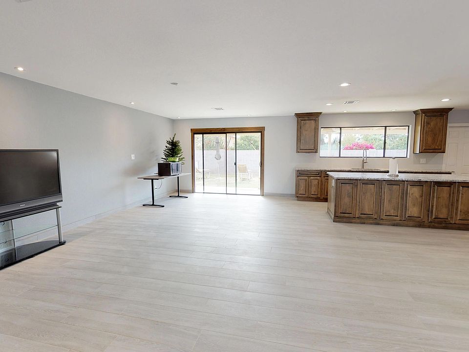 2nd image of 409 E Alameda Dr