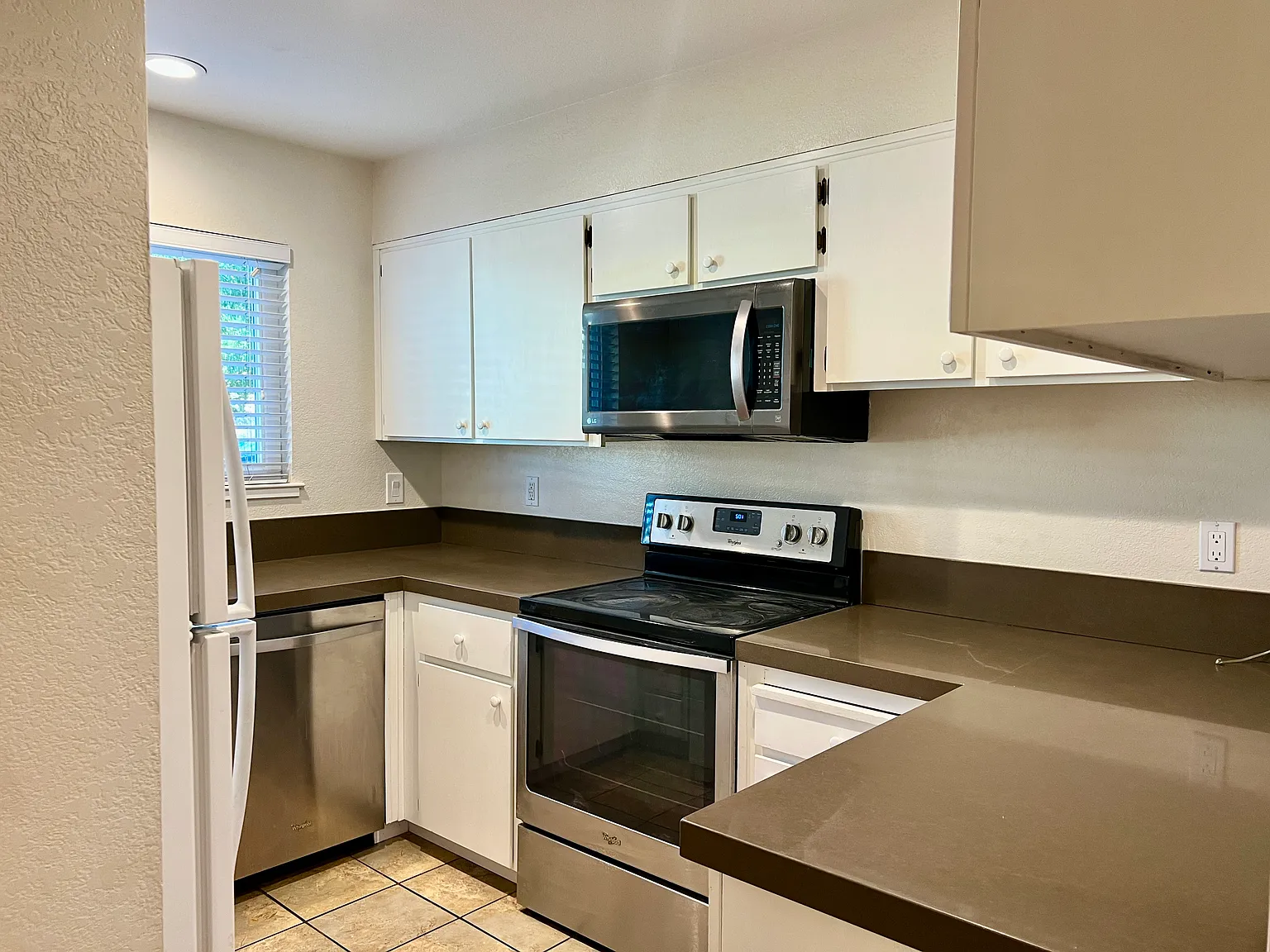 3 bed, 2.5 bath, 1242 sqft, $3,600 — Photo 3