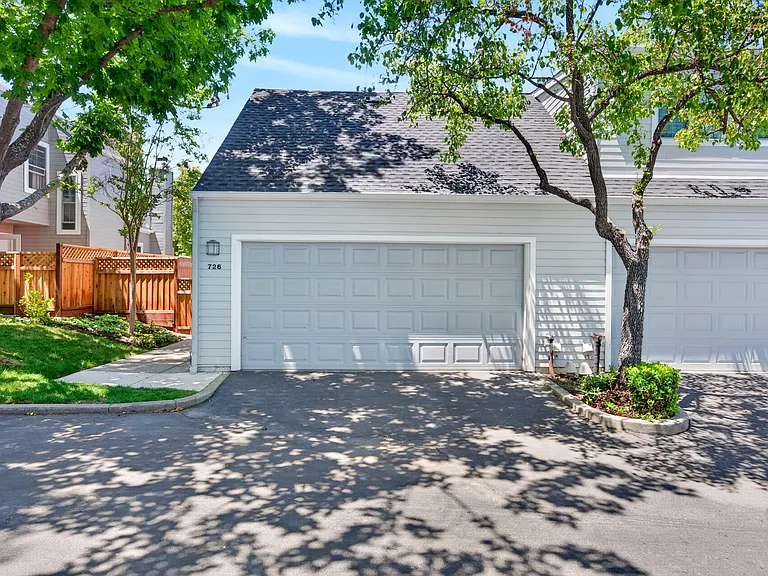 726 Buena Vista Pl — Photo 1