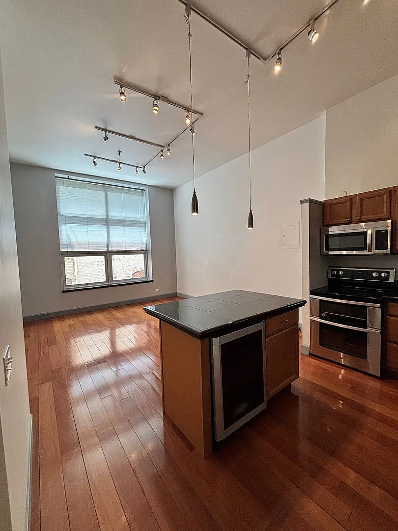 Historic Downtown Loft With Vaulted Ceilings! Available Now! $250.00 Off One Months Rent!! — Photo 3