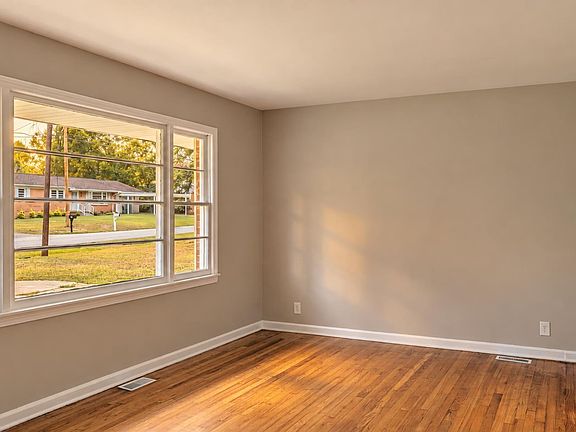 4th image of 406 Mapleton Dr