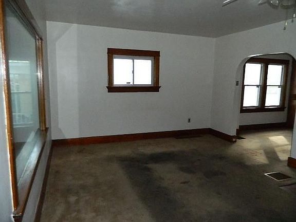 3rd image of 34 Laura Ave