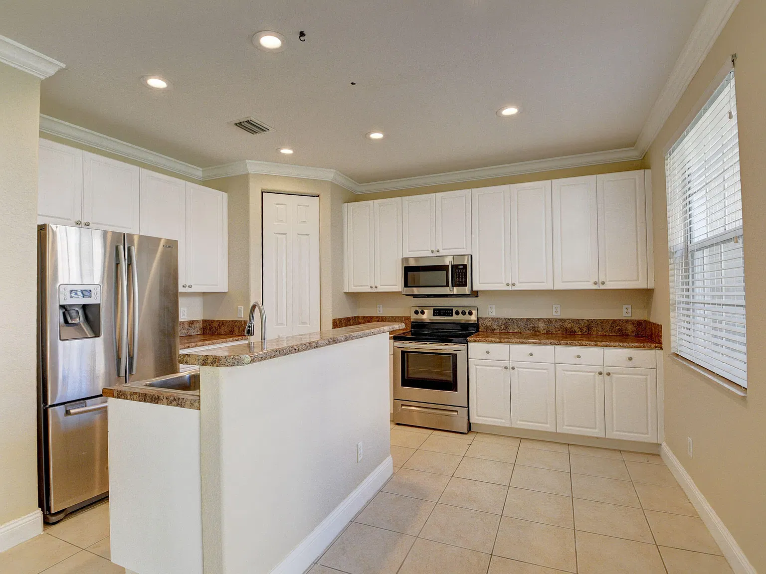 3 bed, 2.5 bath, 1748 sqft, $3,000 — Photo 2