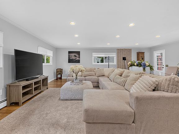 3rd image of 11 Tanglewood Drive