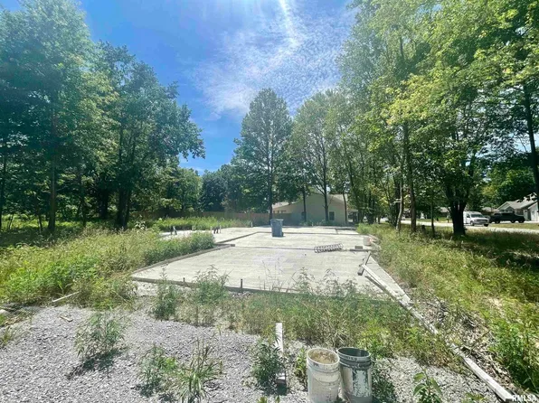 1201 Goldenwood Dr, Carterville, IL 62918
