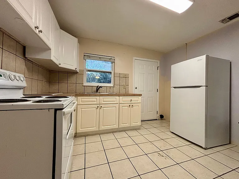 415 E Romana St — Photo 8