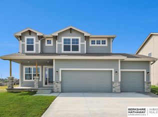 18461 Palisades Dr, Omaha, NE 68136