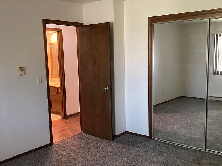 Immaculate Updated 2 Bedroom — Photo 30
