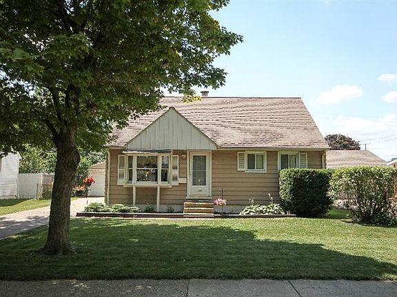 2nd image of 560 Woodlawn Ave