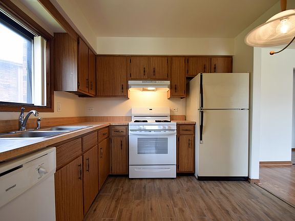 3rd image of 15800 Peggy Ln APT 4