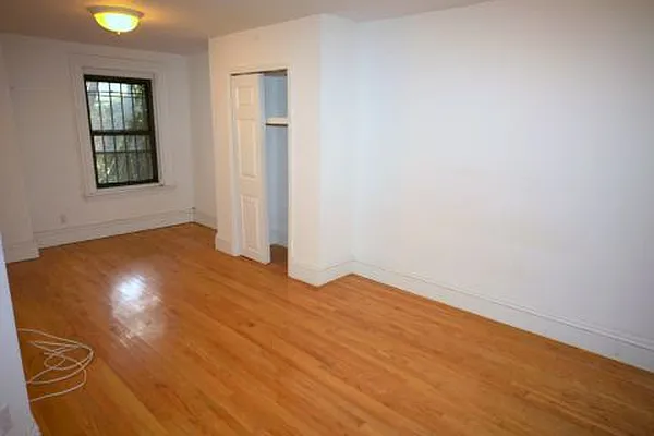 Rented by Metropolitan Realty | media 72