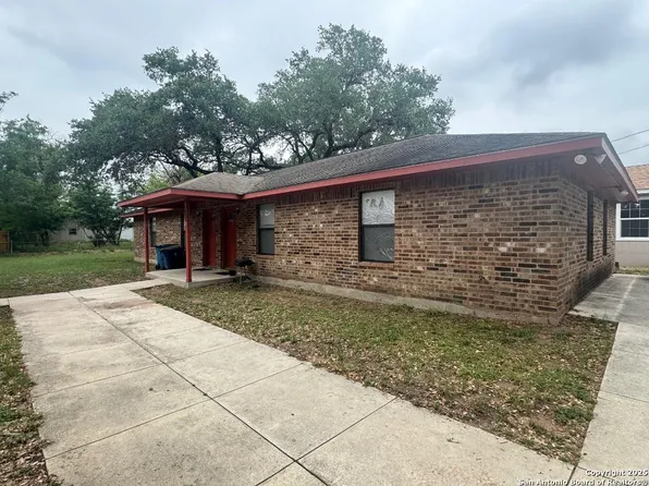 827 Dallas, Pleasanton, TX 78064