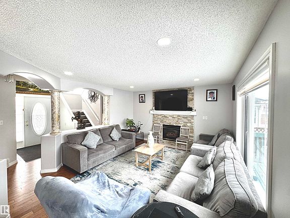 3rd image of 6734 162a Ave NW