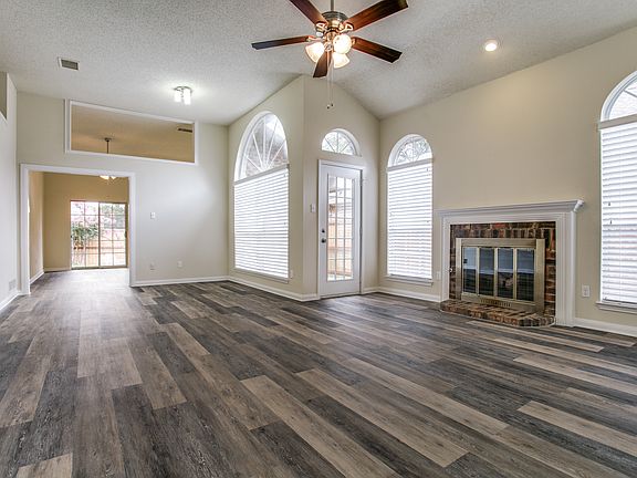 5th image of 605 English Oak Dr