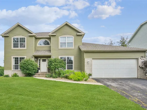 411 Cobble Stone Dr NW, Cedar Rapids, IA 52405