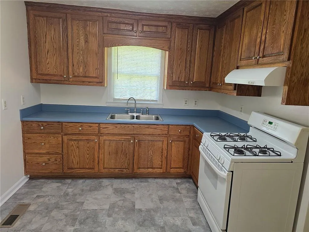 3 bed, 2.0 bath, 2061 sqft, $2,100 — Photo 2