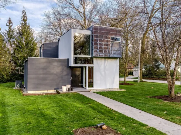 2226 Chestnut Hills Dr, Cleveland, OH 44106