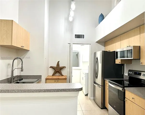 1 bed, 1.0 bath, $2,050 — Photo 3