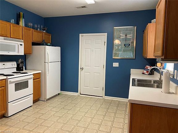 4th image of 851 Blazingwood Dr