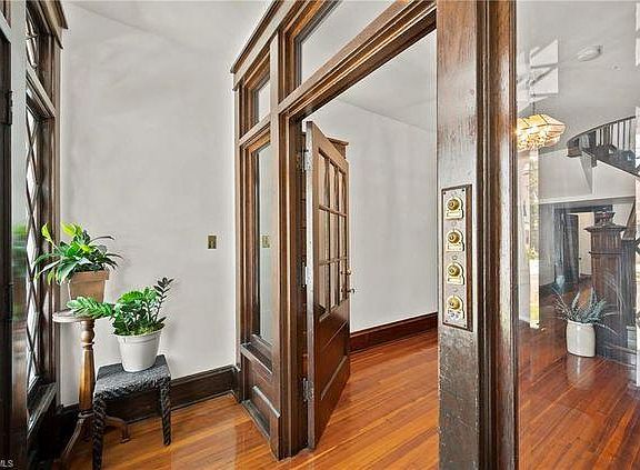Entry to foyer