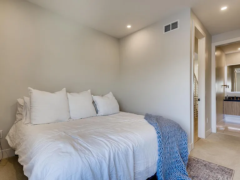 1726 Irving St — Photo 19