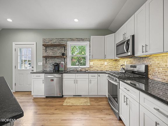 5th image of 156 Myrtle Avenue
