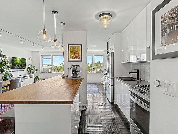 3rd image of 4555 Henry Hudson Pkwy APT 805