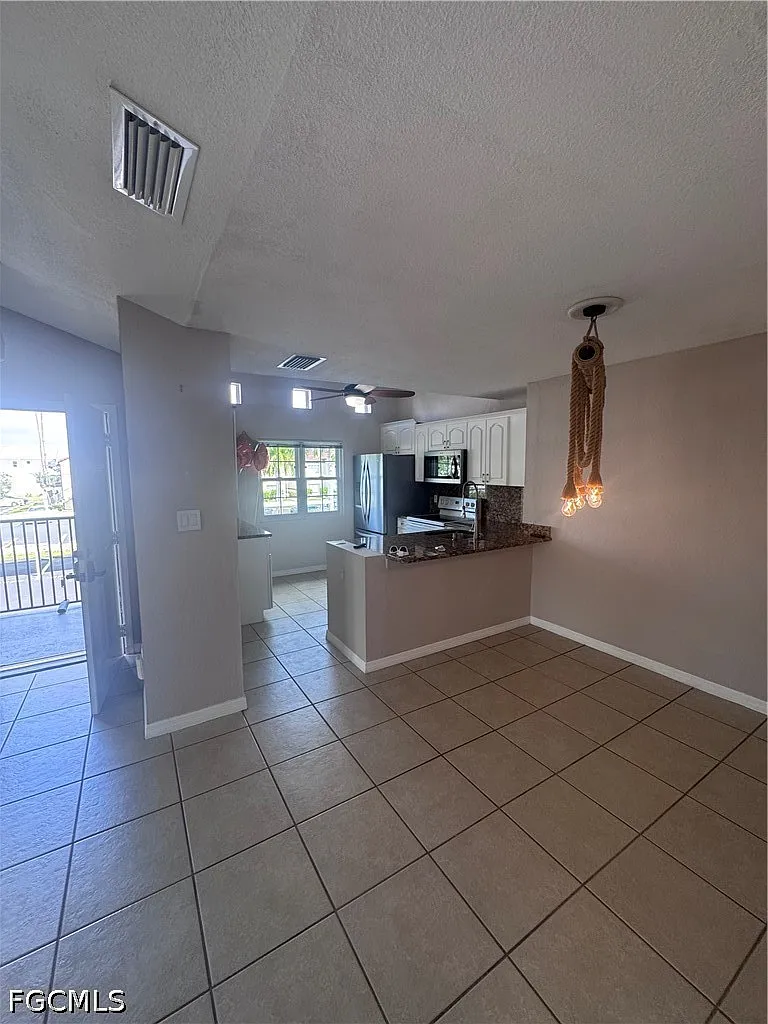 3 bed, 2.0 bath, 1439 sqft, $1,600 — Photo 3