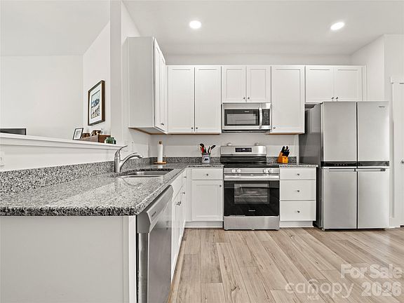 5th image of 244 Slade Ln