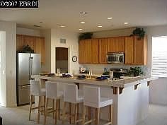 Kitchen w/ breakfast bar
