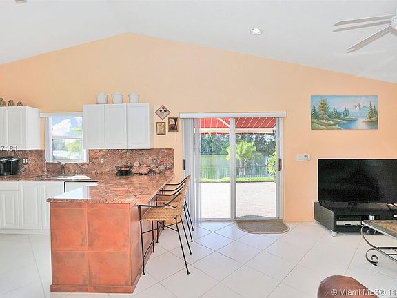 4th image of 1362 SW 106th Ave