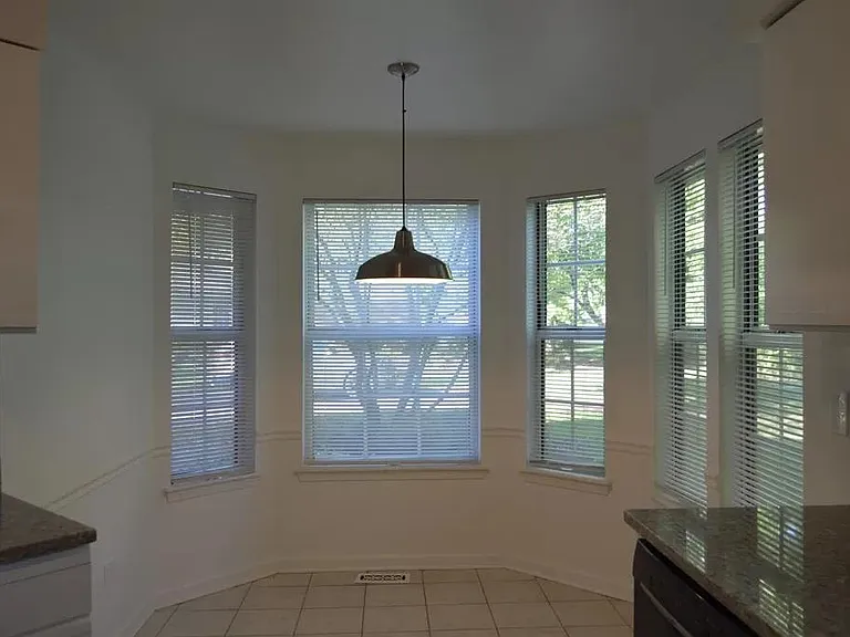 2213 Camden Ln — Photo 7