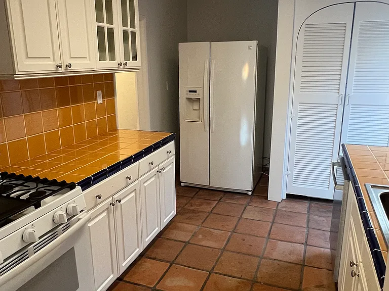 1025 S Curson Ave — Photo 4