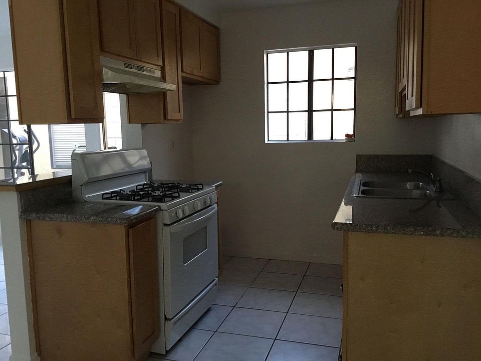 1st image of 919 S Prairie Ave APT 32
