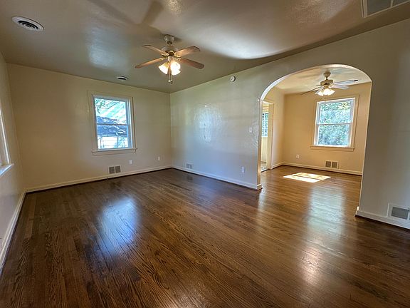 3rd image of 1040 Hunt Ave NW