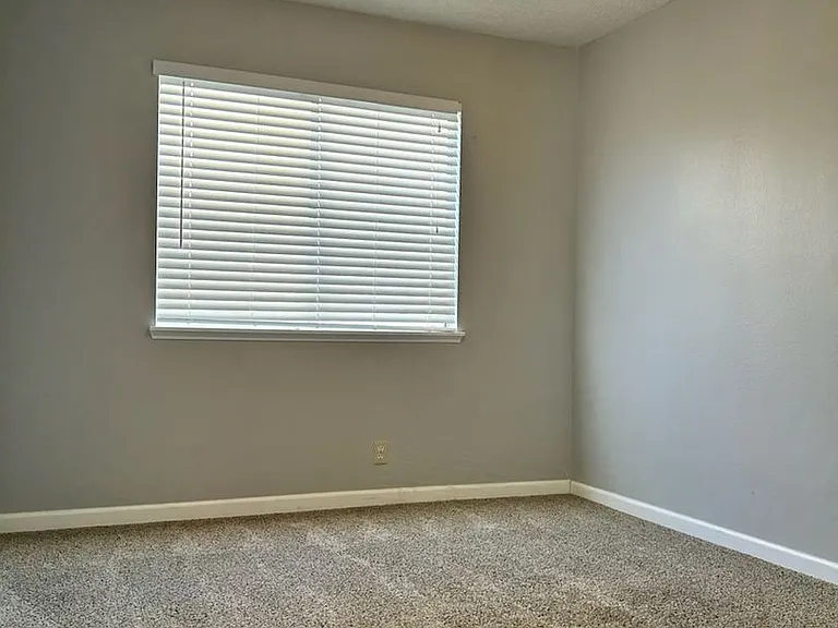 933 W Atkins Ave — Photo 5